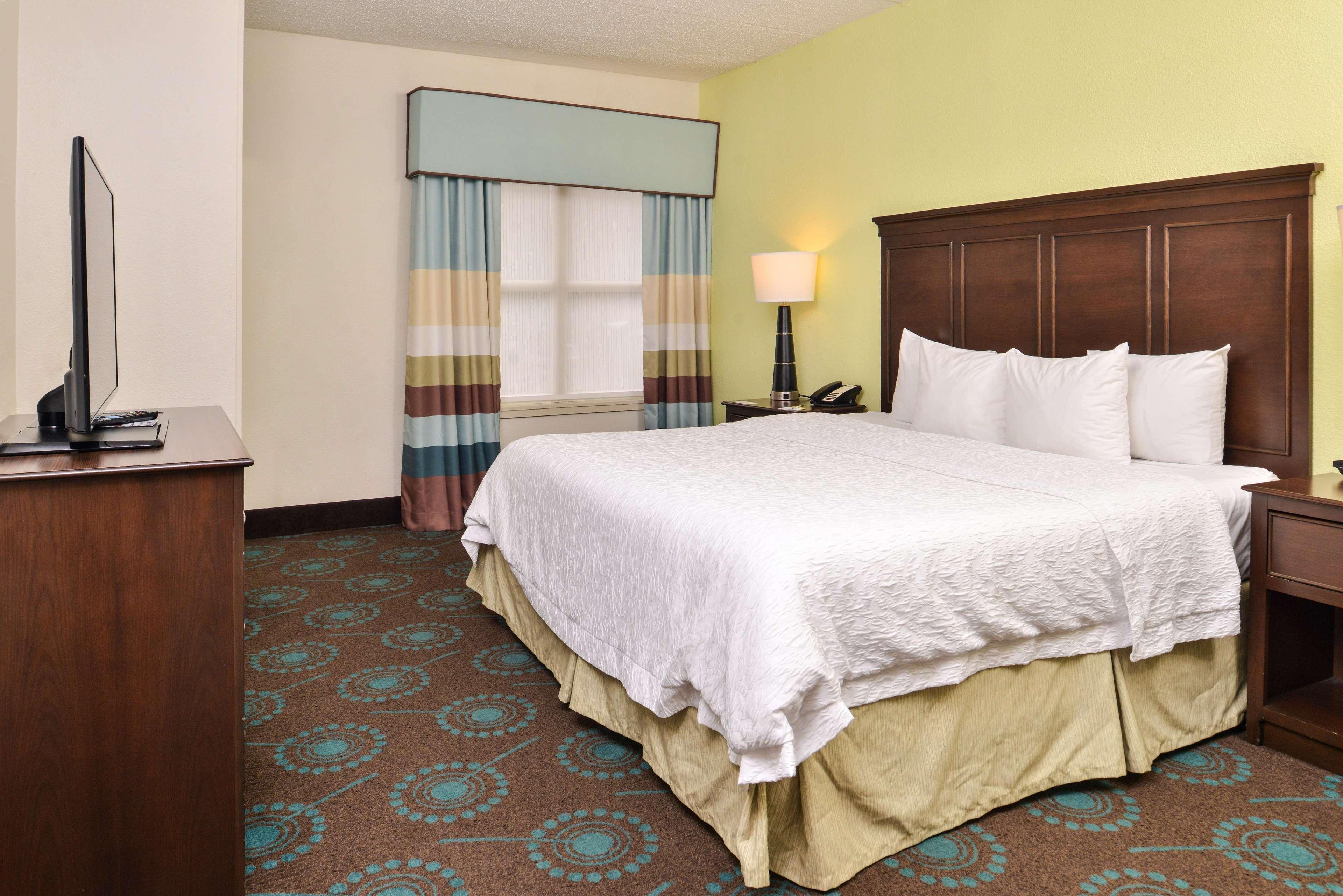 Hampton Inn & Suites Newport News-Airport - Oyster Point Area מראה חיצוני תמונה