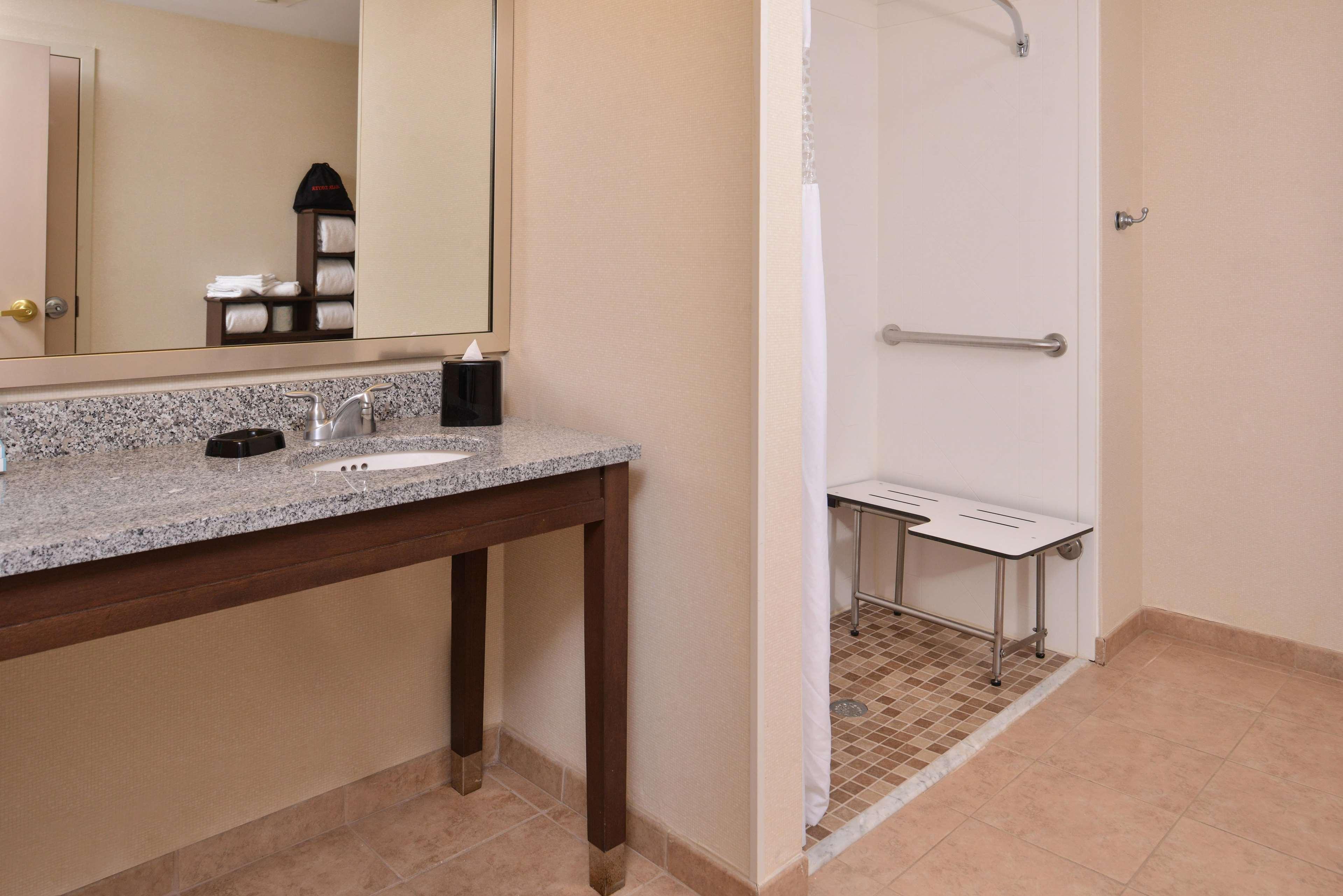 Hampton Inn & Suites Newport News-Airport - Oyster Point Area מראה חיצוני תמונה