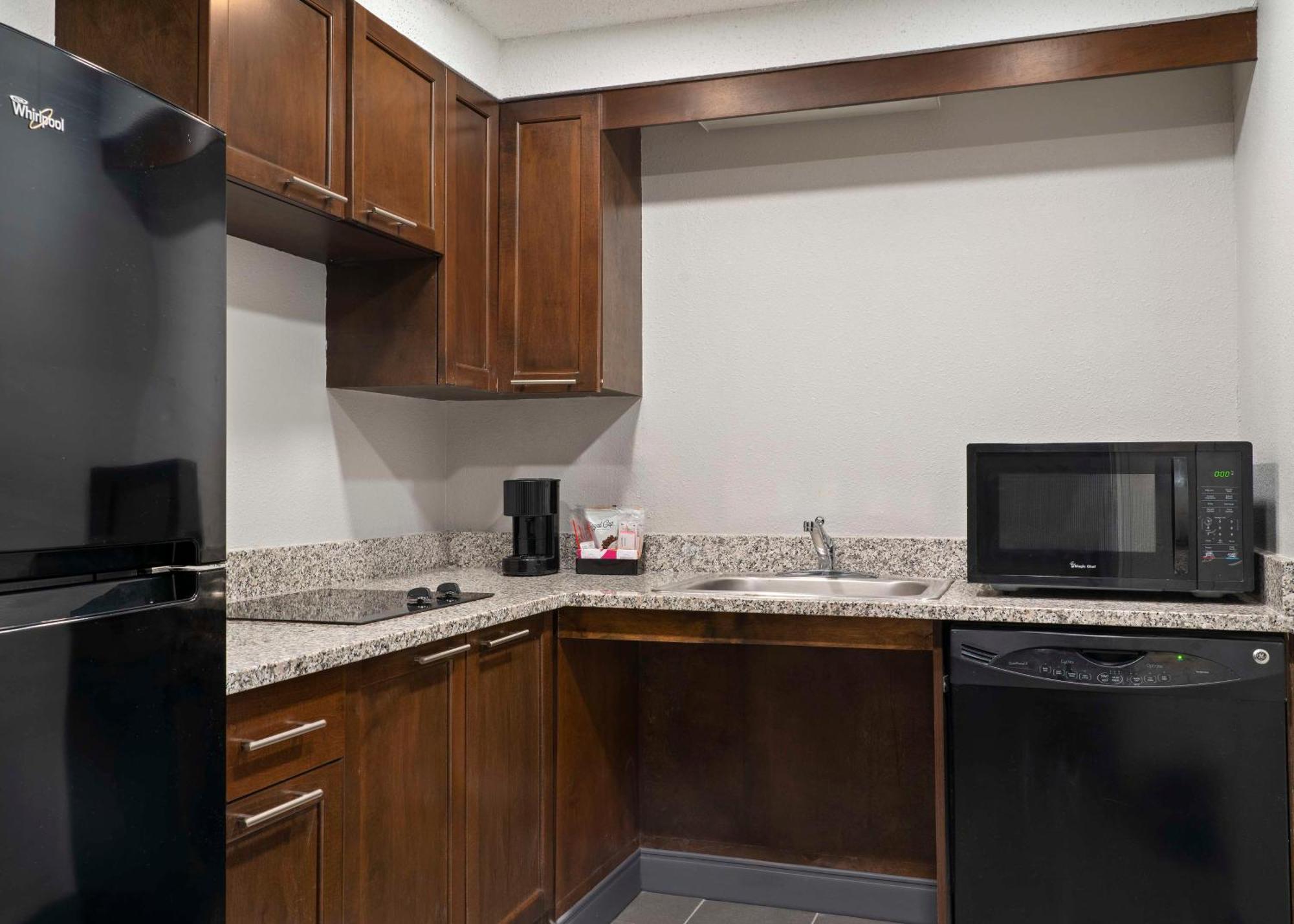 Hampton Inn & Suites Newport News-Airport - Oyster Point Area מראה חיצוני תמונה