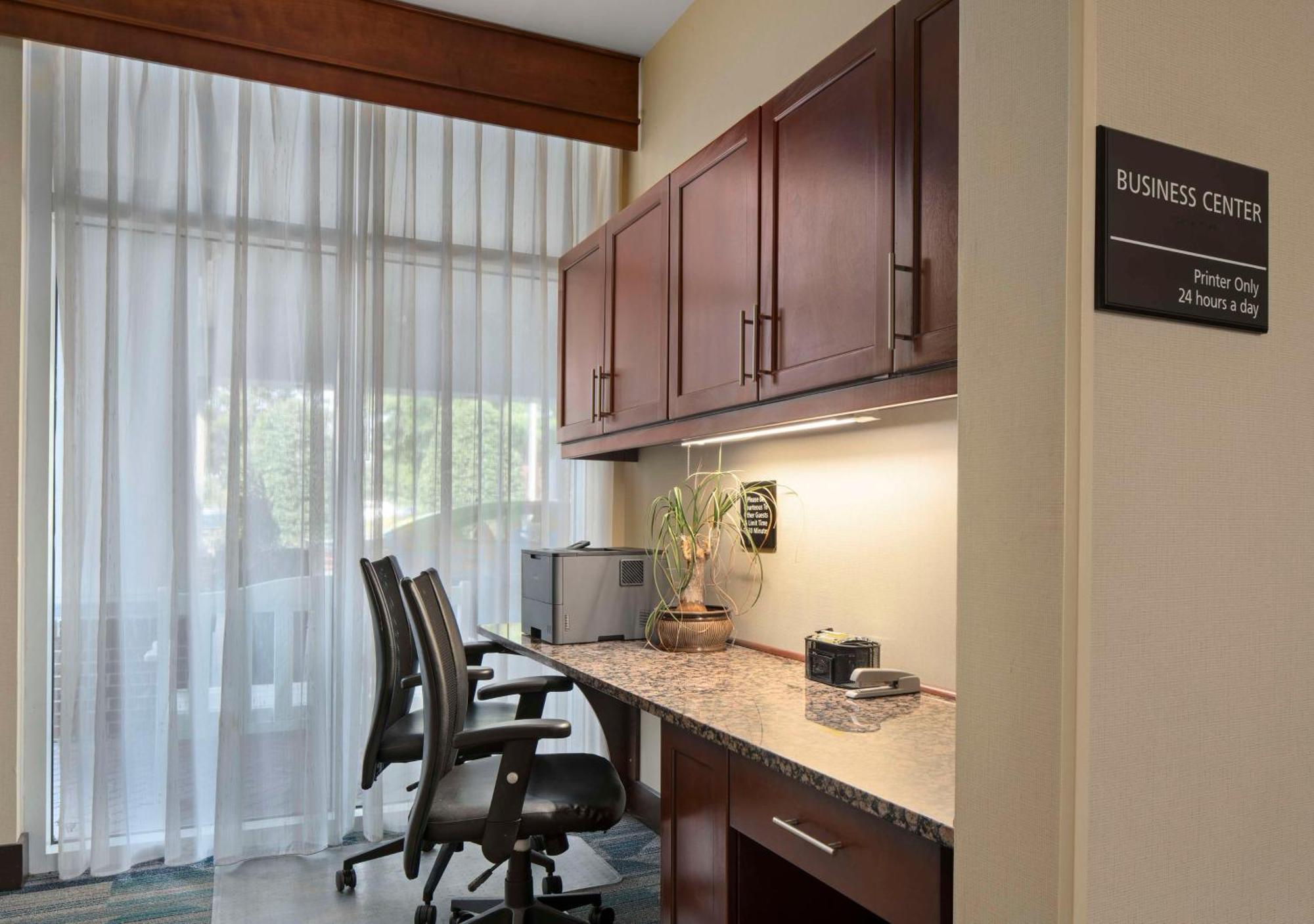 Hampton Inn & Suites Newport News-Airport - Oyster Point Area מראה חיצוני תמונה