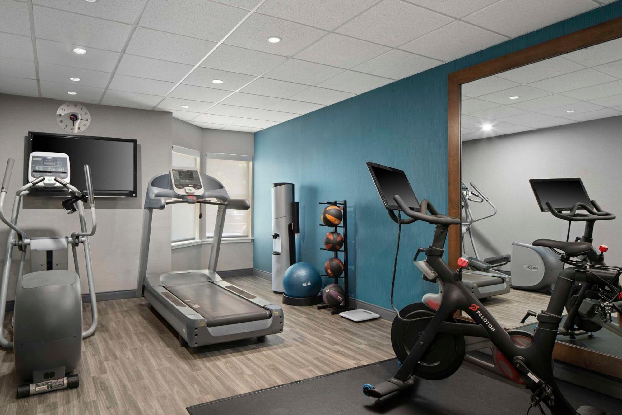 Hampton Inn & Suites Newport News-Airport - Oyster Point Area מראה חיצוני תמונה